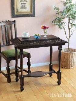 アンティーク家具 アンティークのテーブル 英国のおしゃれなテーブル、彫刻が美しい棚付きのオケージョナルテーブル（ミュージアムテーブル）