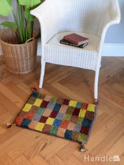 インテリア雑貨 ソファクッション・チェアクッション おしゃれな模様のギャッベ、カラフルな市松模様の草木染絨毯
