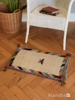インテリア雑貨 おしゃれラグ おしゃれな模様のギャッベ、蝶がデザインされたナチュラルカラーの草木染絨毯