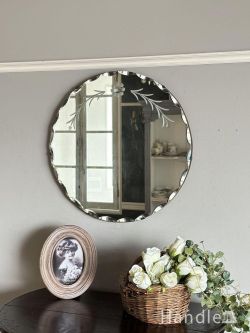 アンティーク雑貨 アンティークミラー・鏡 イギリスのアンティーク雑貨、丸い形の縁取りが輝く壁付けの鏡