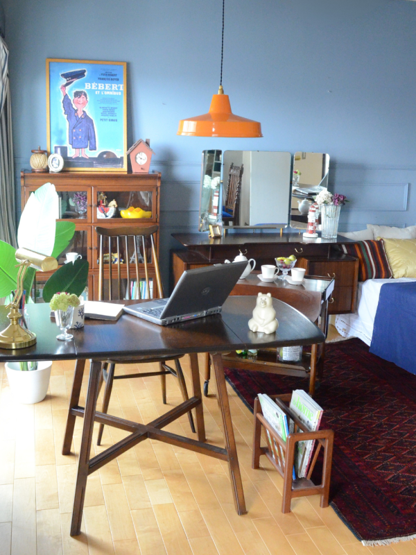 オレンジ色が元気をくれるバタフライテーブルがデスクの寝室