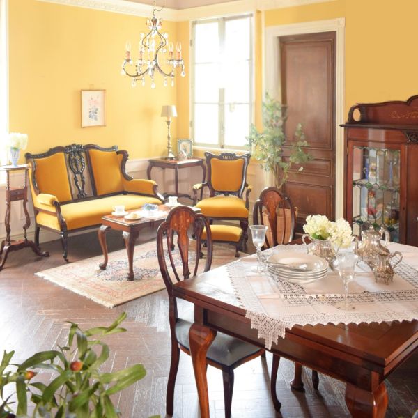 英国のサロンセットで楽しむ、梅雨のティータイム