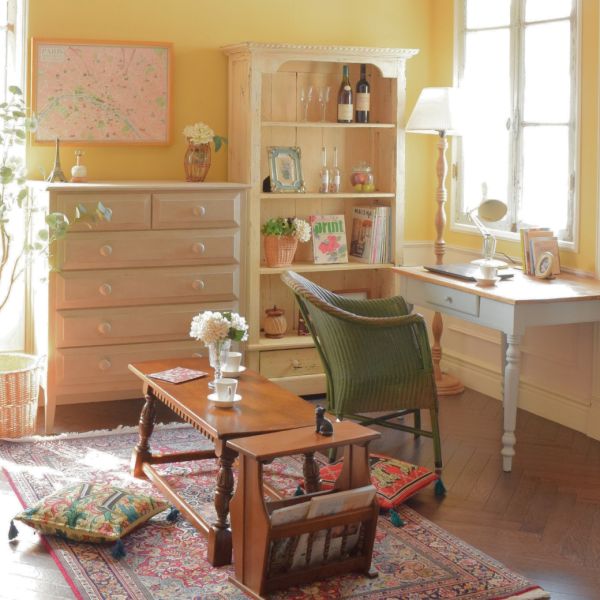 茶色とグリーンで引き締めたナチュラルな仕事部屋