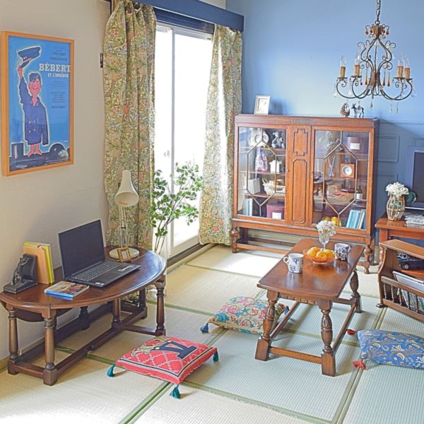 昔懐かしい机を置いて仕事する、華やかなクッションが主役の和室