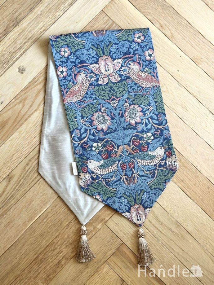 タッセル付きのテーブルランナー