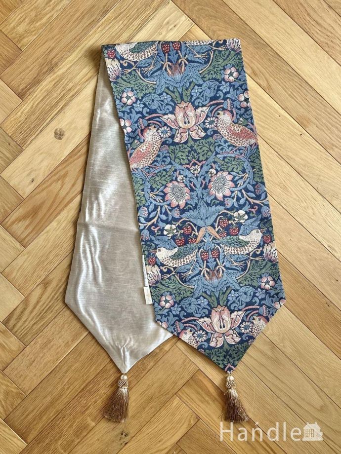 タッセル付きのテーブルランナー