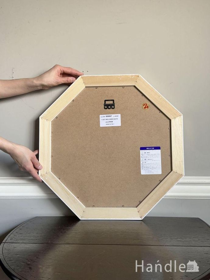 ウォールミラーの後ろ姿