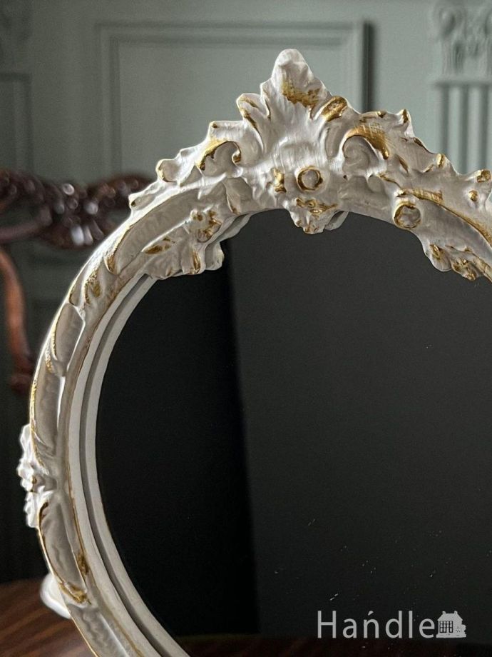 アンティーク風のスタンドミラー