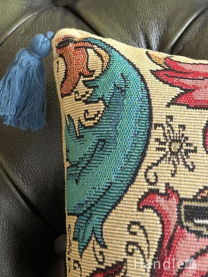 タッセル付きクッション