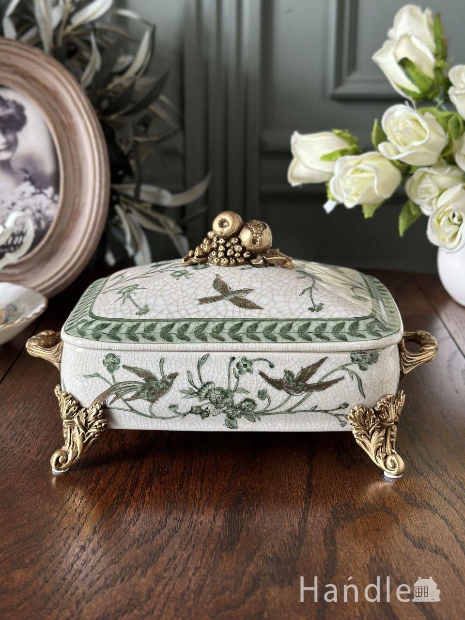 シノワズリーの雰囲気が漂う磁器ボックス、アンティーク風のおしゃれな持ち手付き小物入れ (n21-110)