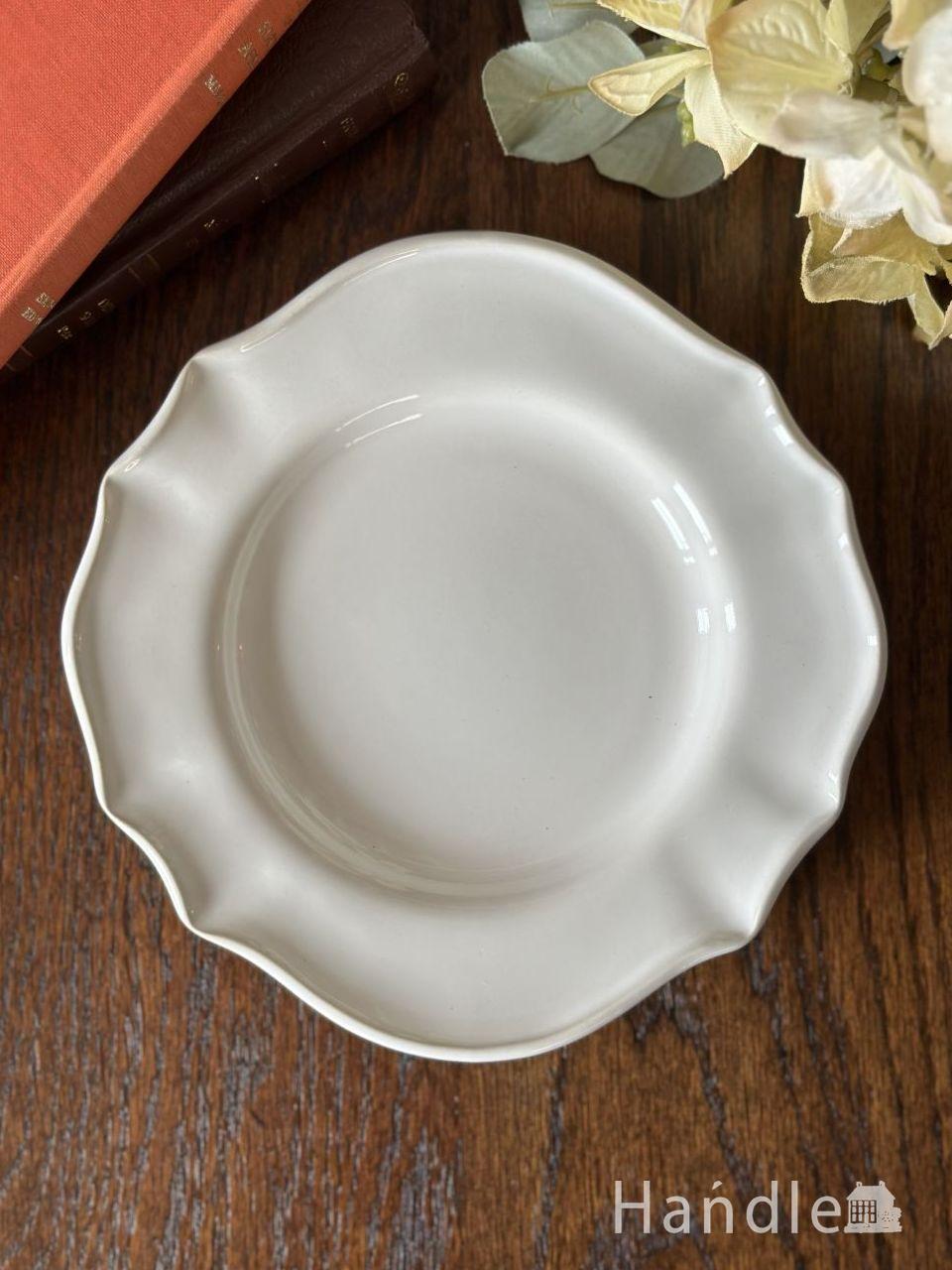 ナチュラルな雰囲気漂うアンティーク調の食器、スタジオエムのプレート(フェルメ・白) (n22-183)