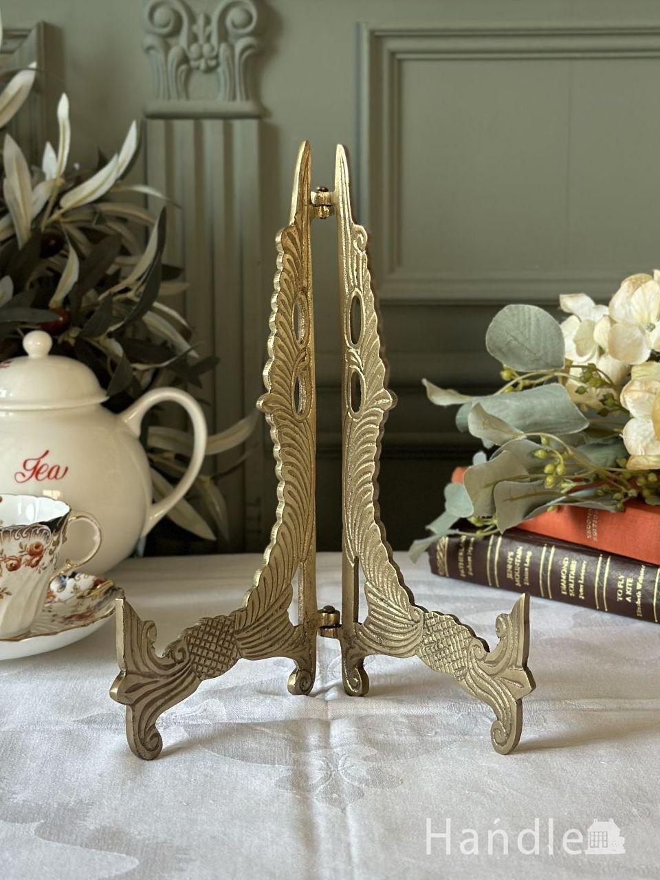 アンティーク調のおしゃれなイーゼル、装飾が豪華な真鍮製の皿立て(XLサイズ) (n21-085)