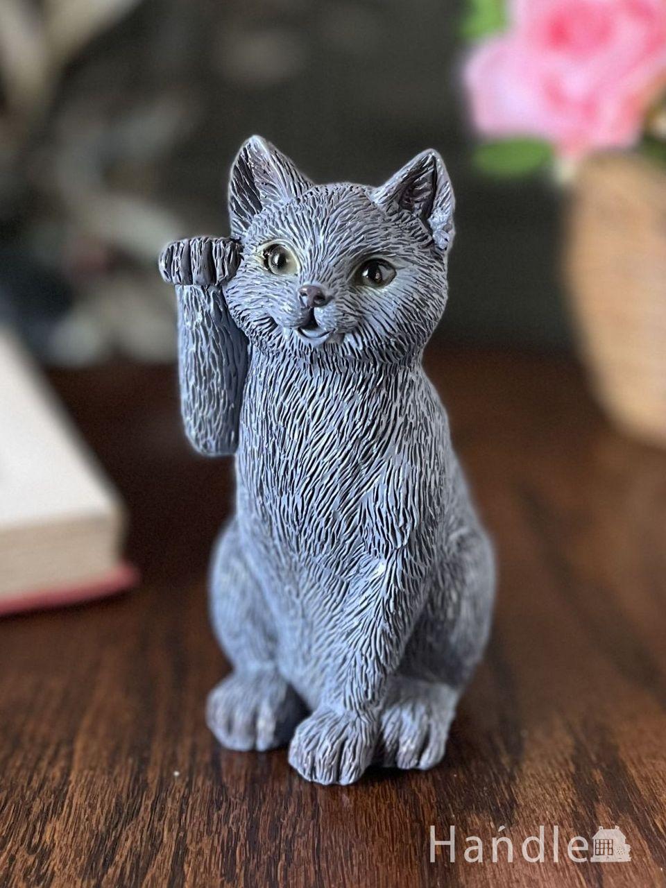 グレー色の猫が手招きするオブジェ、福を呼ぶ招き猫「Lucky Cat」(グレー・右手) (n22-237)
