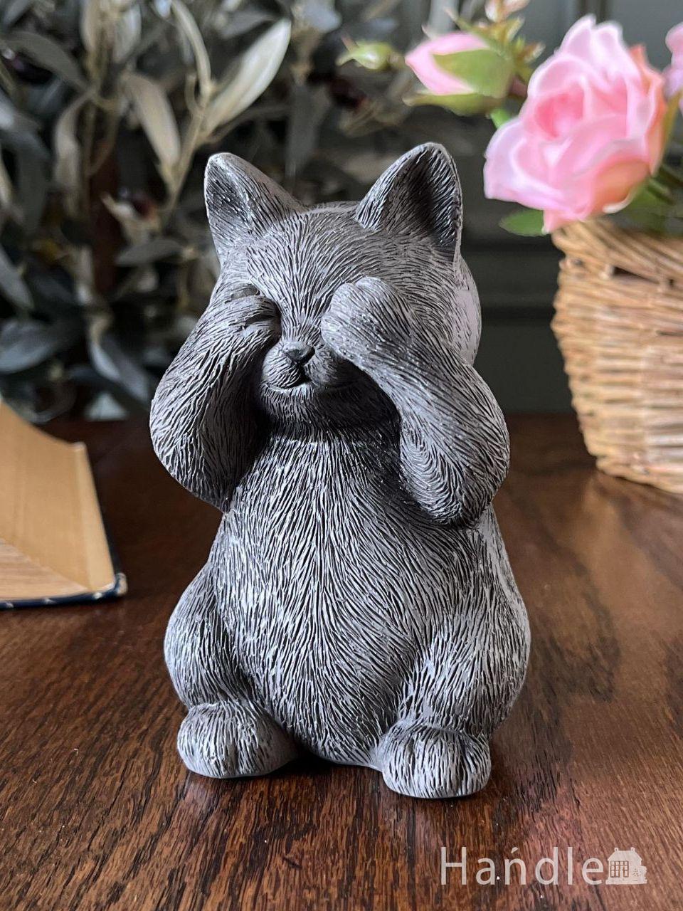 黒い猫ちゃんの可愛いオブジェ、目をおさえるしぐさが可愛い見ざるポーズの猫 (n22-242)