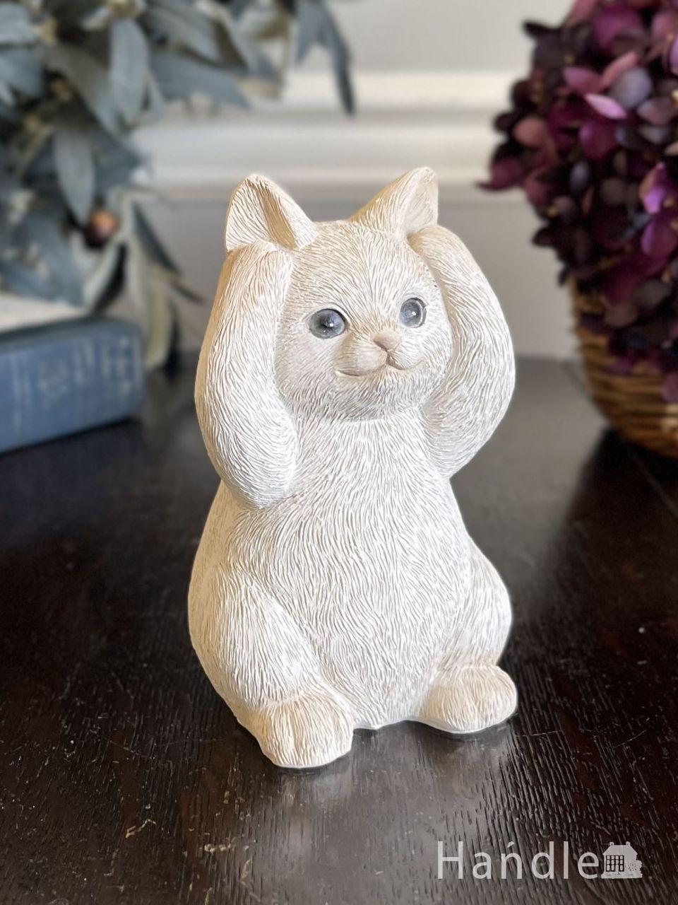 白い猫ちゃんの可愛いオブジェ、耳をおさえる可愛いポーズの猫(聞かざる) (n22-240)