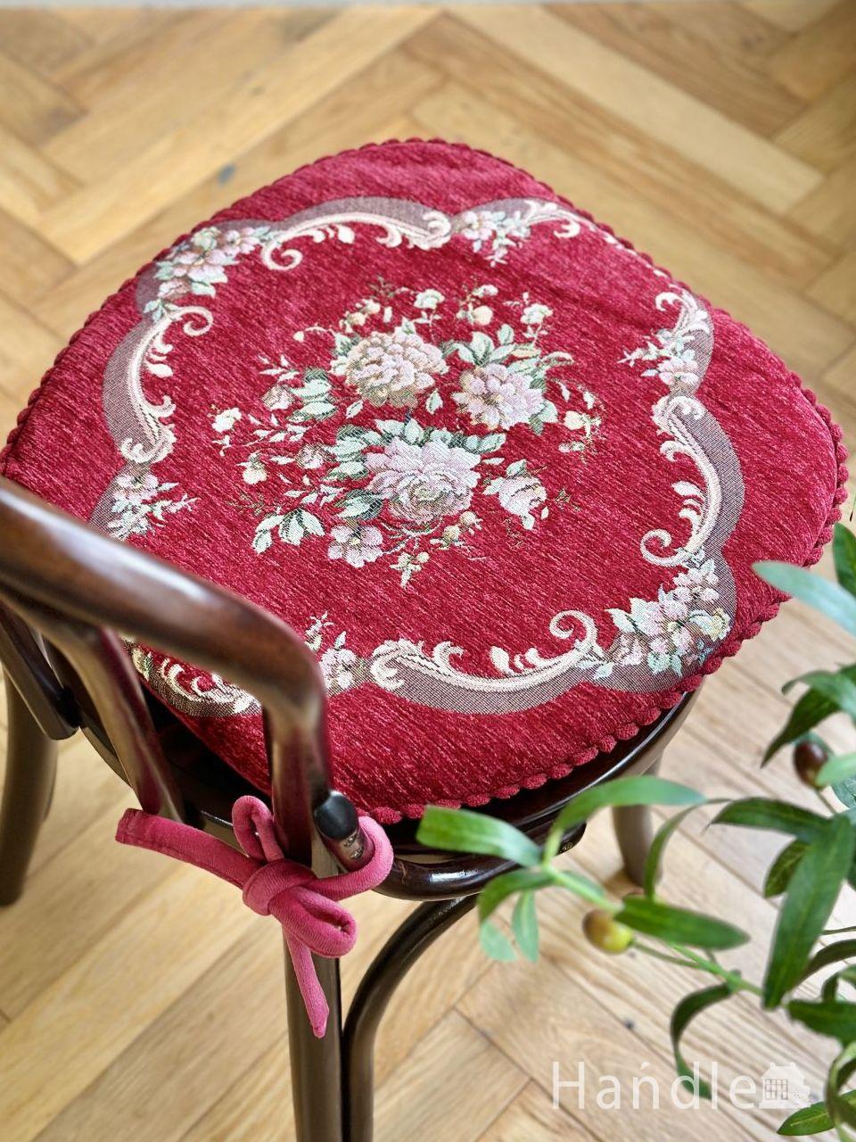 プチポワン調のおしゃれなシートクッション、花柄の刺繍が華やかな赤いチェアパッド (n20-363)