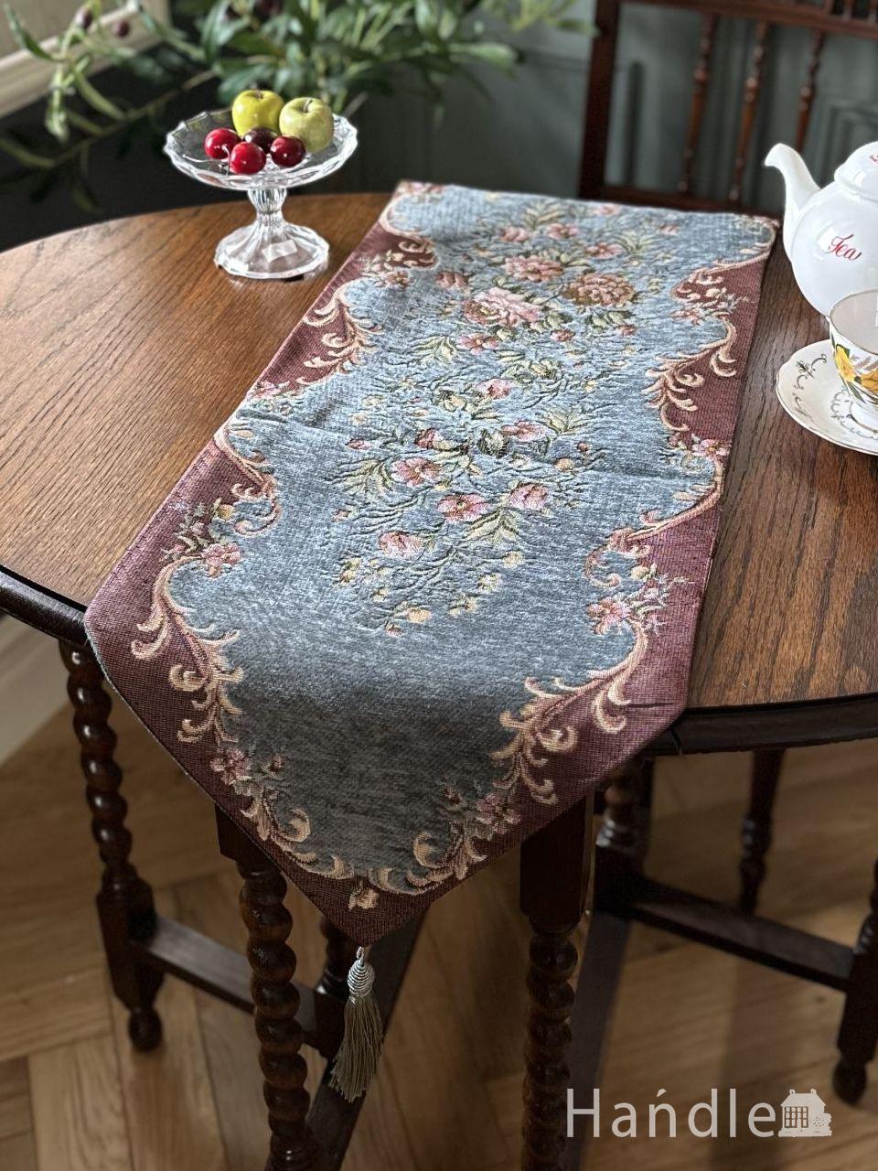 花柄のプチポワン調の刺繍がおしゃれな、グリーンのテーブルランナー(30✕175) (n20-358)