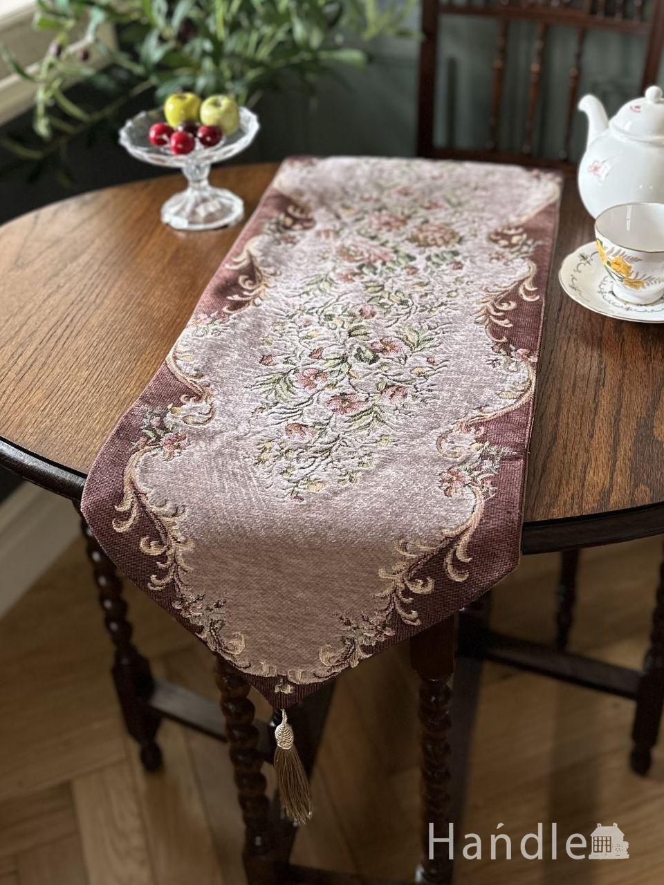 可愛い色の華やかなテーブルランナー、プチポワン調の刺繍が可愛いクロス(30✕175) (n20-359)