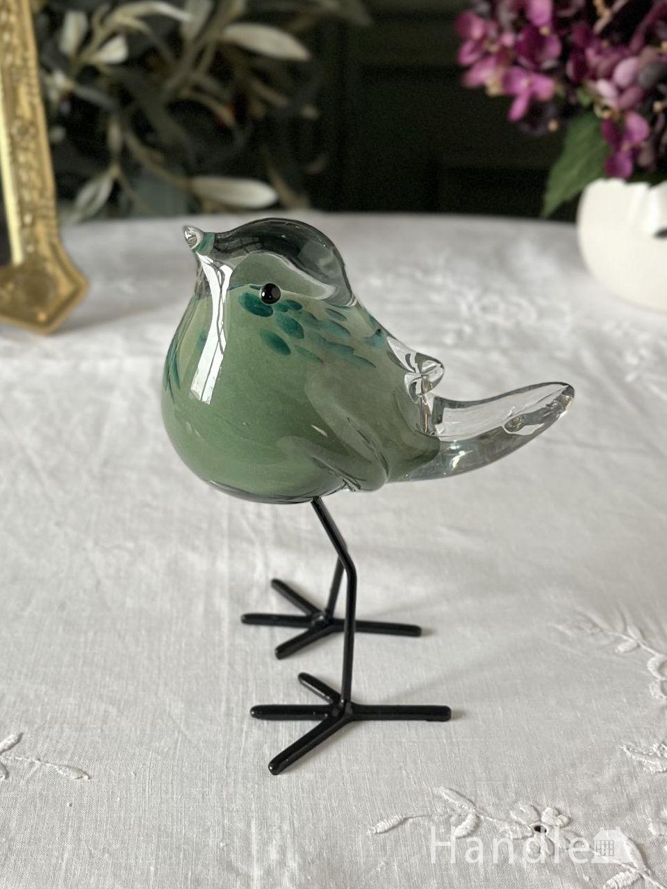 爽やかなグリーン色のガラスのオブジェ、ころんとした形が可愛いガラスの小鳥 (n21-126)