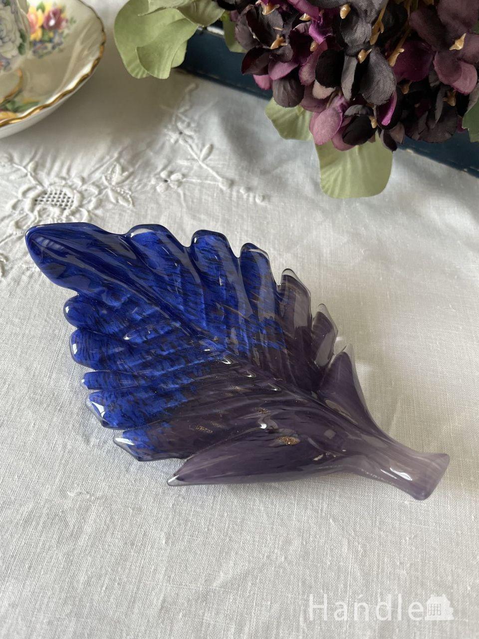 深いブルー色のオシャレなガラスオブジェ、リーフの形のアクセサリートレイ (n21-125)