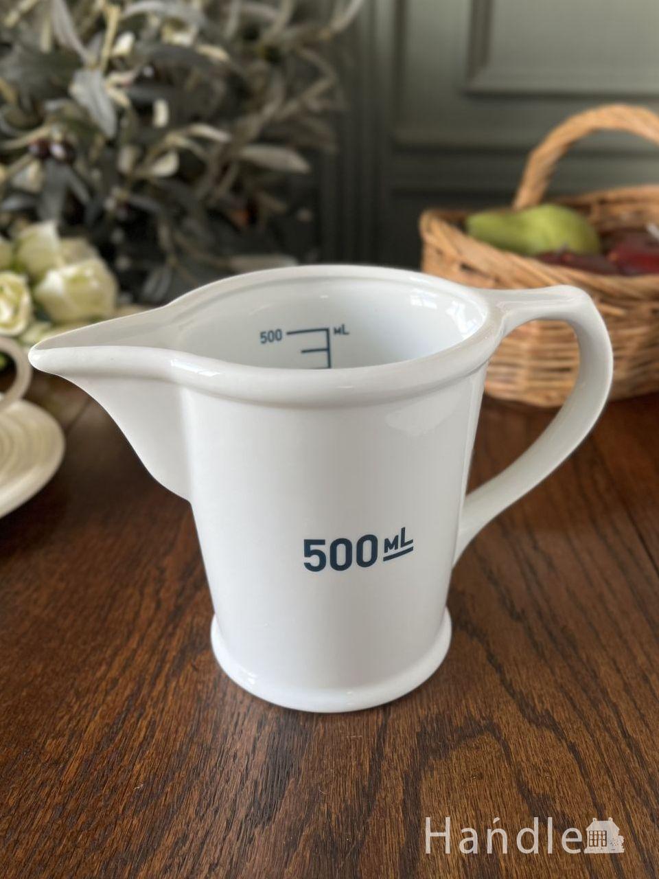 陶磁器で出来た可愛いキッチン雑貨、500mLのおしゃれな計量カップ (n22-220)