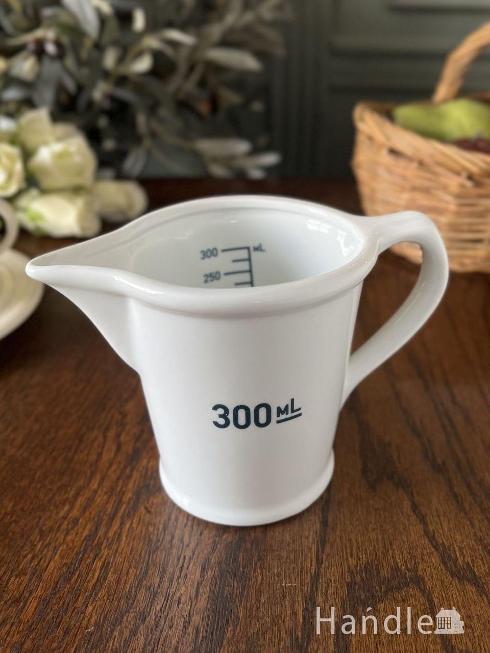 陶磁器で出来た可愛いキッチン雑貨、300mLのおしゃれな計量カップ (n22-221)