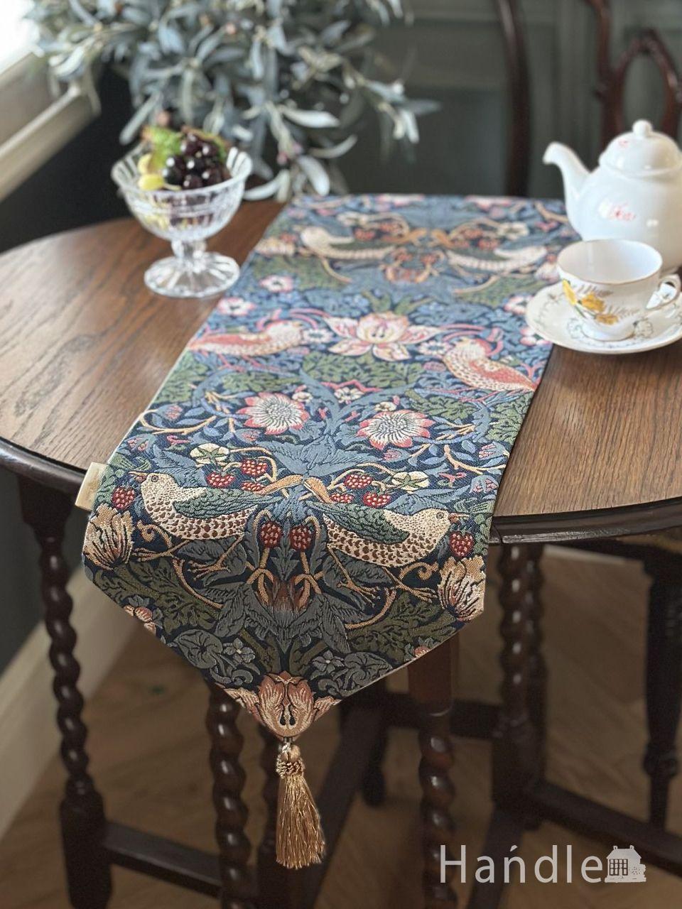 いちご泥棒モチーフのテーブルクロス、ジェニファーテイラーのテーブルランナー (n20-371)