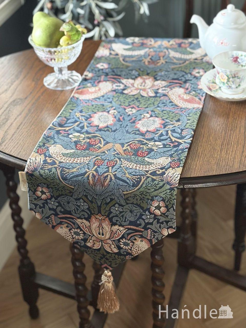 いちご泥棒モチーフのテーブルランナー、ジェニファーテイラーのおしゃれな雑貨 (n20-372)