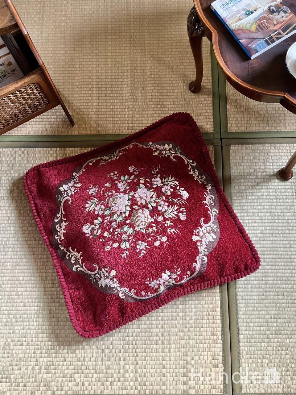 プチポワン調のおしゃれな座布団カバー、花柄の刺繍が華やかな赤いカバーリング (n20-382)