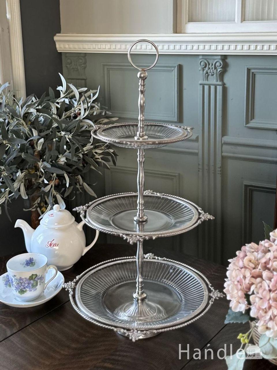 アンティーク調に仕上げたおしゃれなディスプレイ皿、シルバー色の装飾が華やかな3段ケーキスタンド (n20-395)