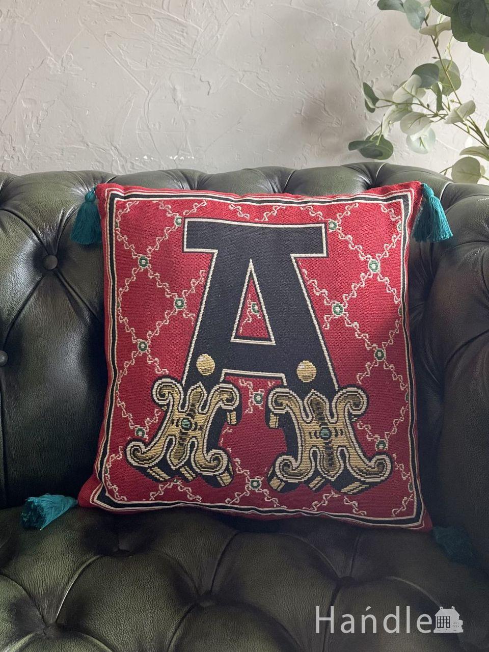 英国アンティーク家具に似合うジャガードクッション、「A」の文字が入ったタッセル付きクッション (n22-284)