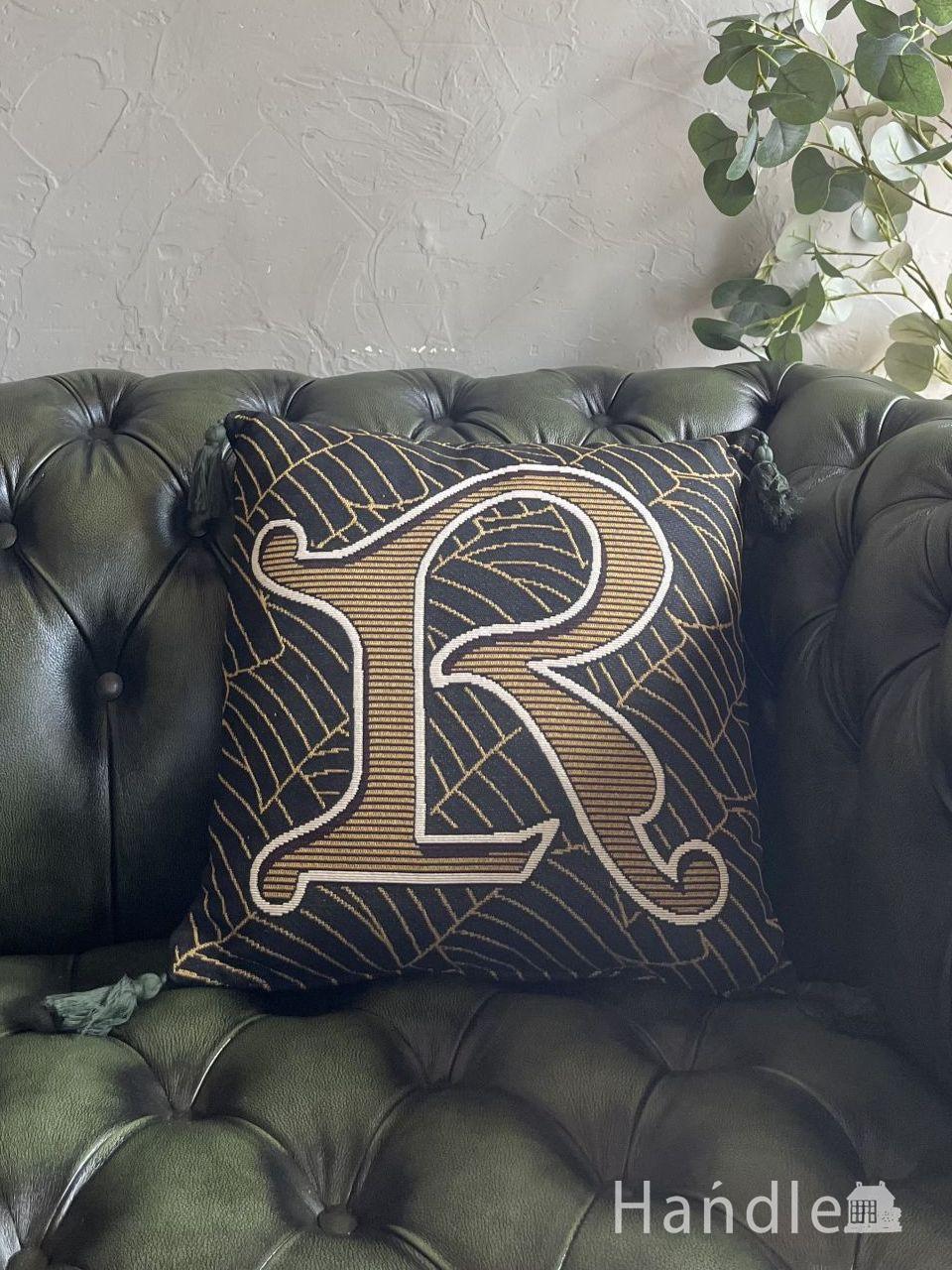 英国アンティーク家具に似合うジャガードクッション、「R」の文字が入ったタッセル付きクッション (n22-287)