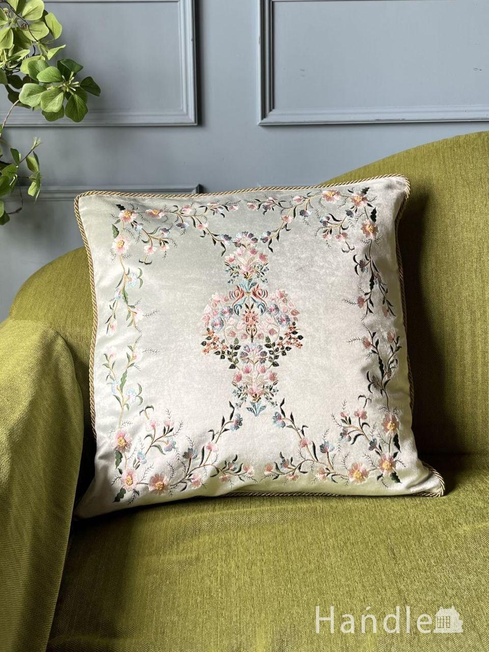 シノワズリスタイルの美しいクッション、お花の刺繍が施されたスクエア型のクッション (n20-379)