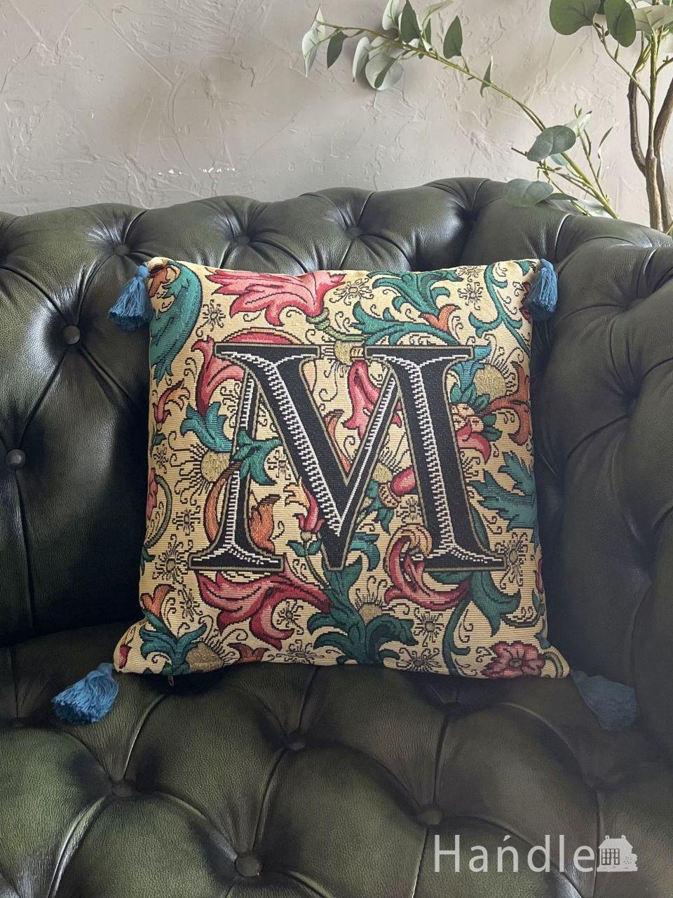 英国アンティーク家具に似合うジャガードクッション、「M」の文字が入ったタッセル付きクッション (n22-286)