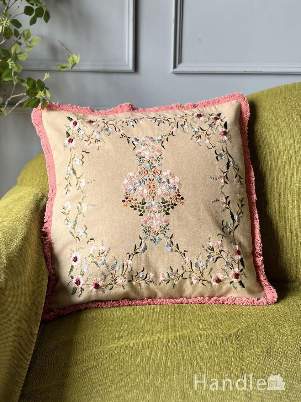 シノワズリスタイルの美しいクッション、お花の刺繍が施されたスクエア型のクッション (n20-383)