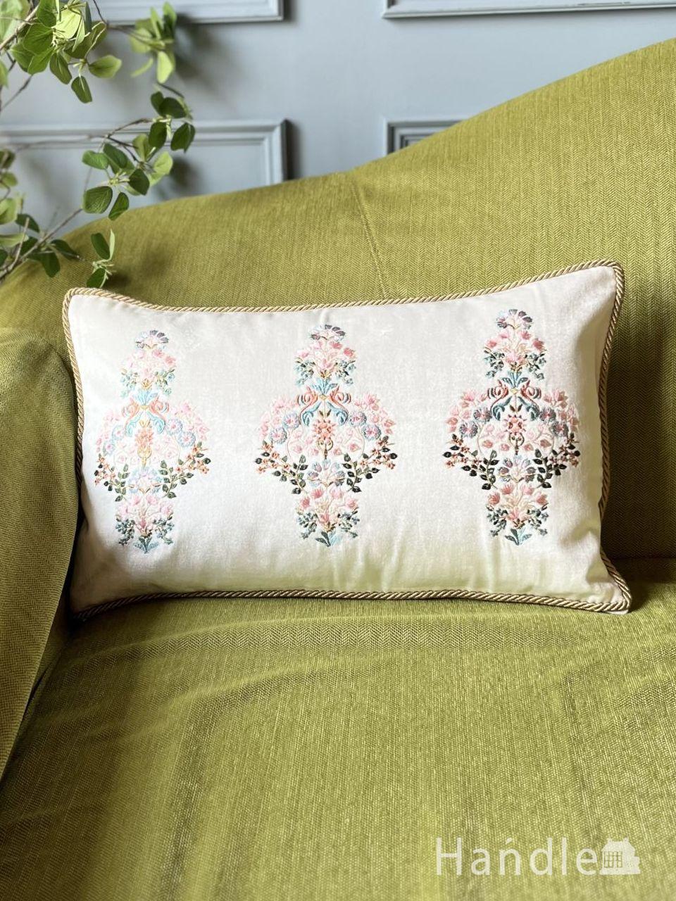 シノワズリスタイルの美しいクッション、お花の刺繍が施されたレクタングル型のクッション (n20-377)