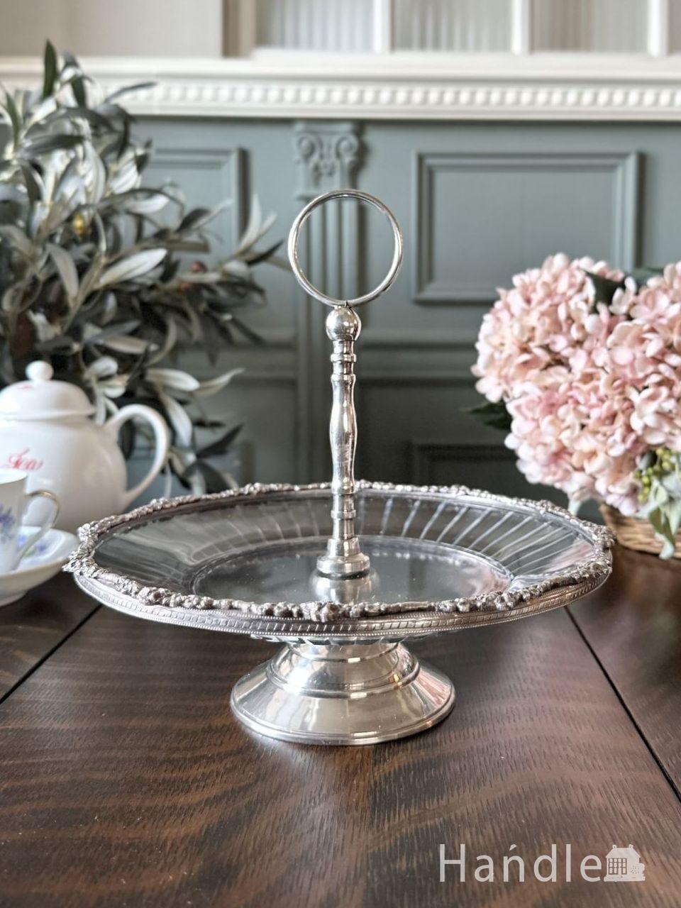 持ち運び便利なアンティーク調のディスプレイ皿、シルバー色の装飾が華やかなケーキスタンド (n20-396)