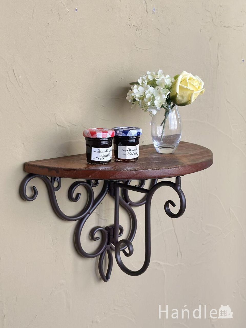 くるんと巻いた曲線ラインがおしゃれな壁掛け棚、気軽に楽しめるアンティーク風のウォールシェルフ (y-335-f)