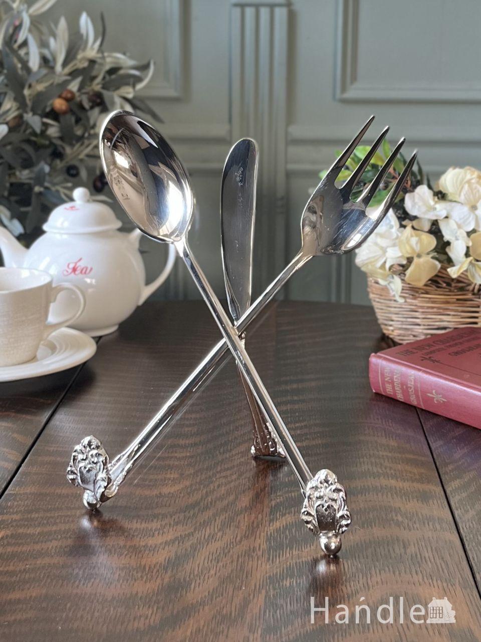 スプーンとフォークとナイフで支える、真鍮製のカトラリーブックスタンド (n20-417)