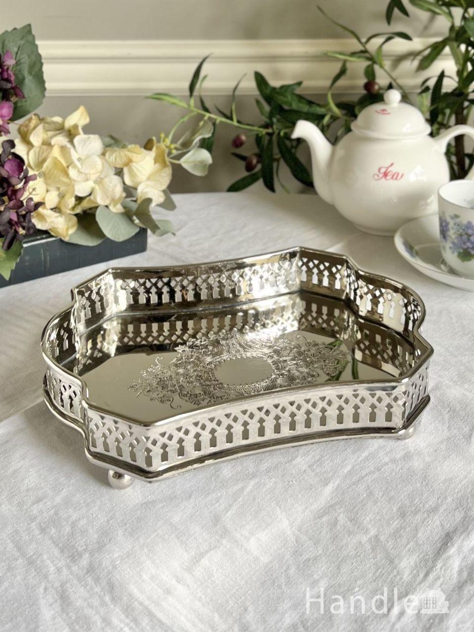 英国アンティーク調のシルバー色のおしゃれな器、小さな足がついたサルヴァ風アクセサリートレイ (n20-418)