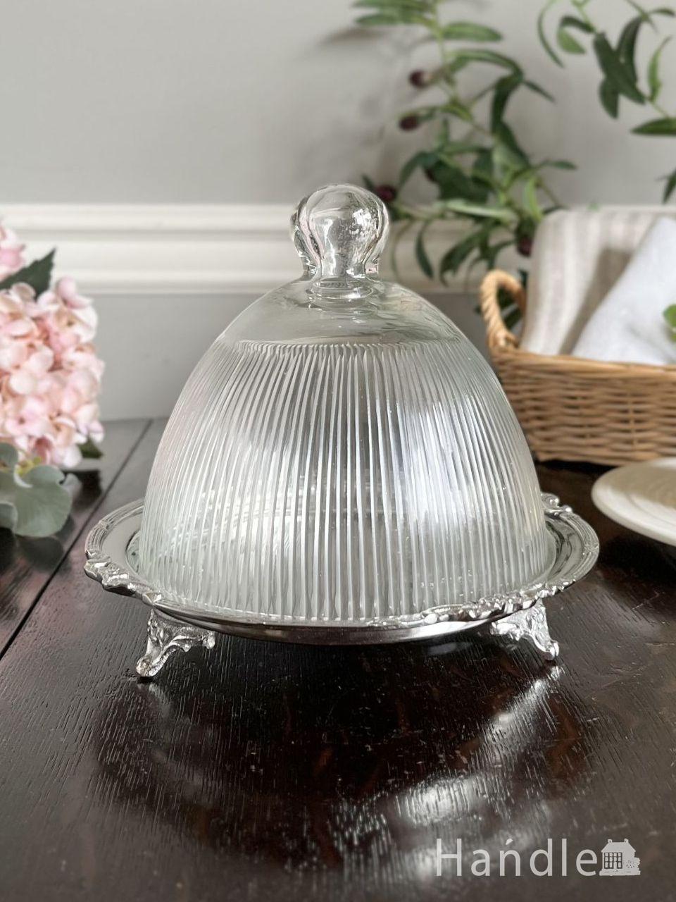 丸いガラスドームが可愛いアンティーク調の食器、シルバー色のトレイの装飾が華やかなケーキスタンド (n20-401)