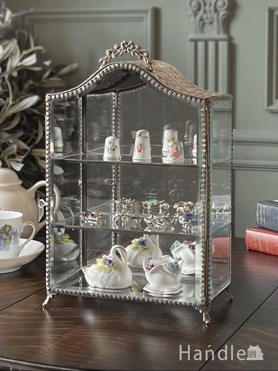 キラッキラに輝くガラスのシルバー色のショーケース、アンティーク調の3段タイプの小物入れ (n20-407)