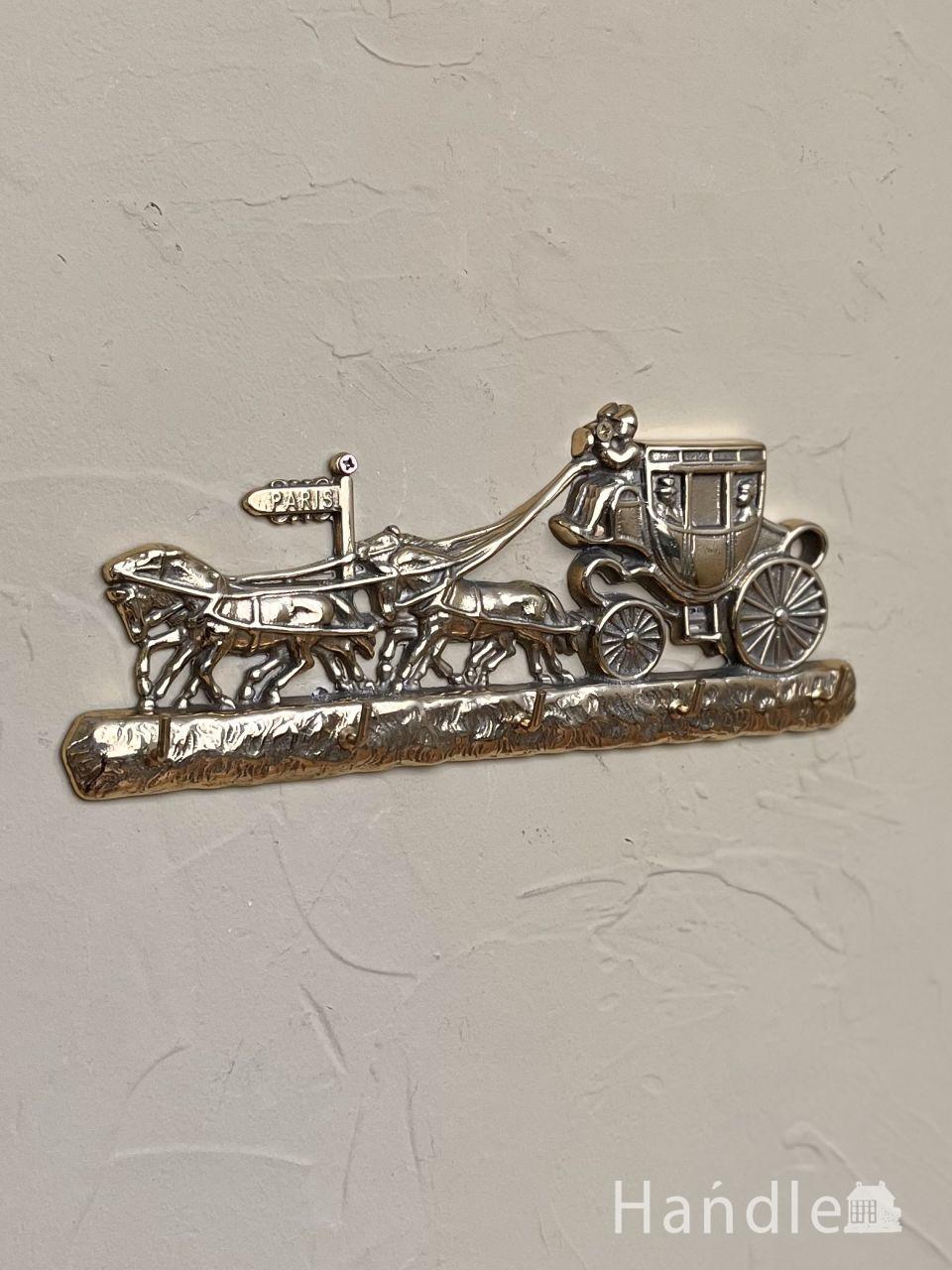 アンティーク調のおしゃれなキーハンガー、馬車モチーフの真鍮製のウォールフック (n12-529)