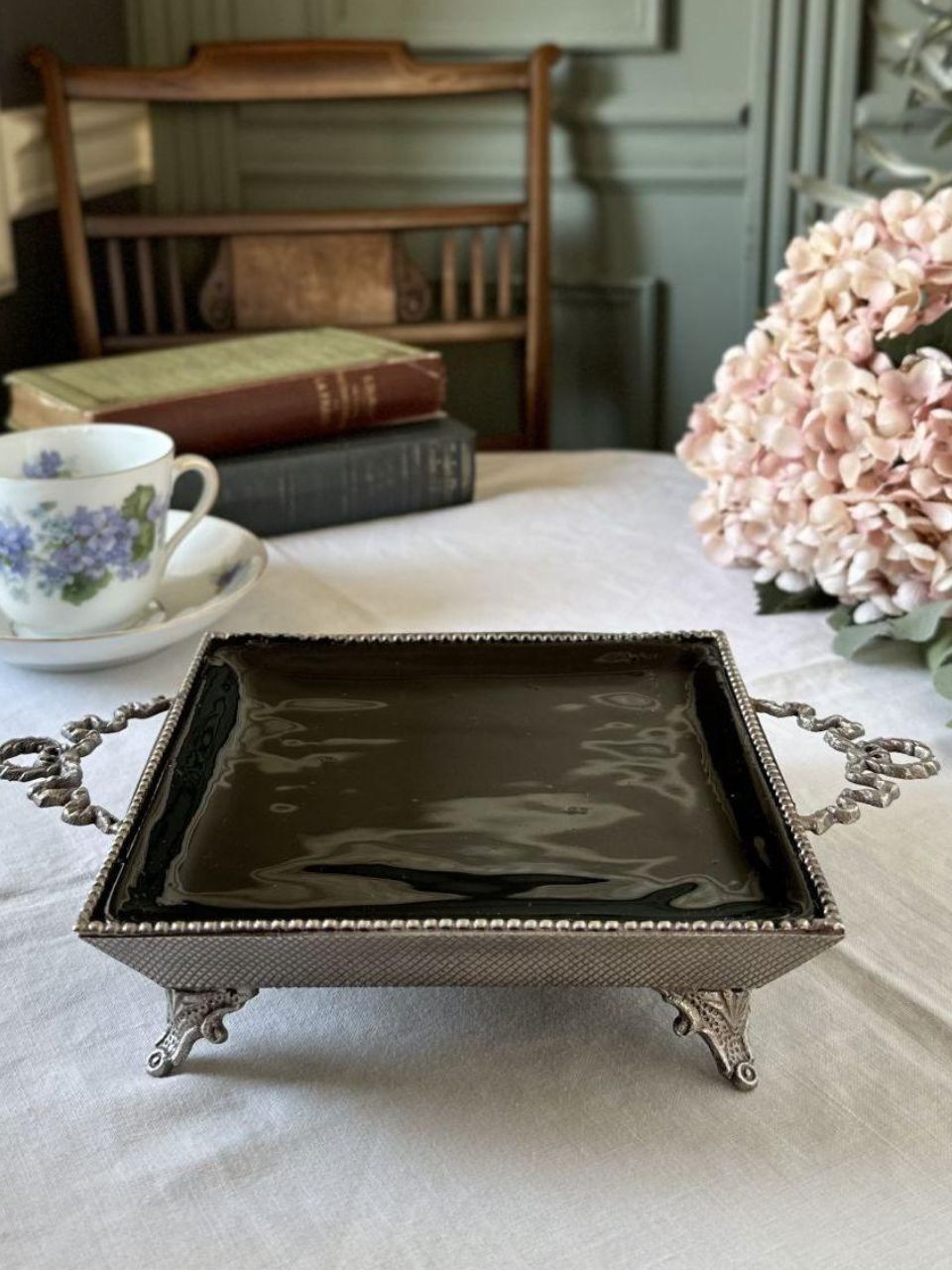 真鍮のリボンの縁取りと真っ黒な陶器のコラボがおしゃれな、アンティーク調のアクセサリートレイ (n20-412)