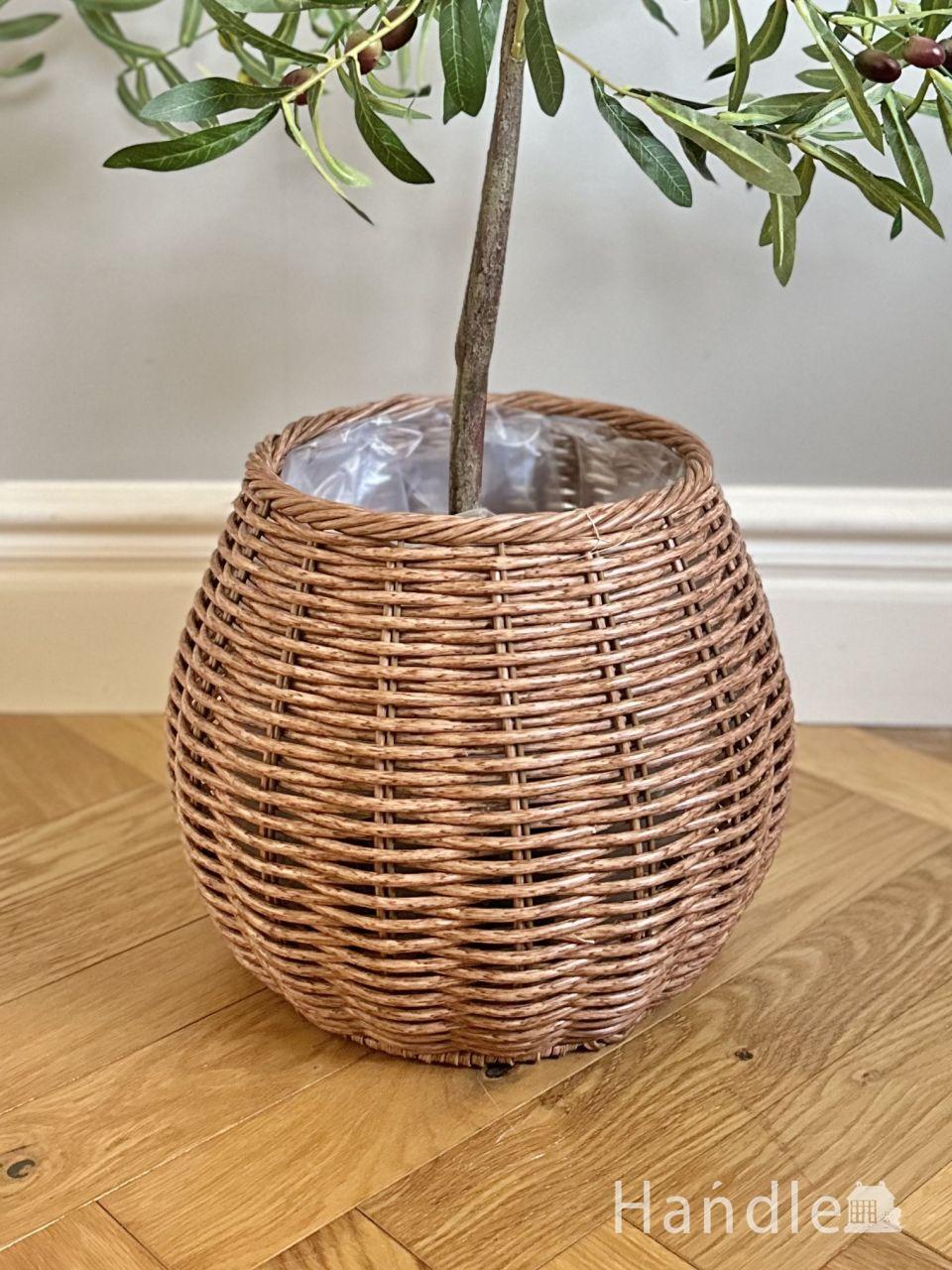 丸い形が可愛いフェイクラタンの鉢カバー、ブラウン色のおしゃれなプランターバスケット (n22-292)